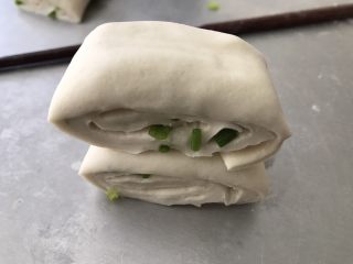 7、葱油花卷,将两个剂子叠在一起