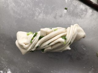 9、葱油花卷,用手把两端向不同的方向拧