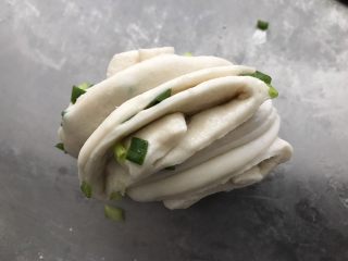 10、葱油花卷,把两端在底部粘紧