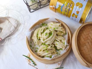 12、葱油花卷,冷水上锅蒸，水开之后再蒸15-20分钟，关火之后不要立即掀盖，静置5分钟。