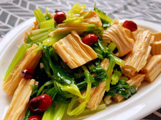 22、芹菜拌腐竹,装盘，可以吃了。