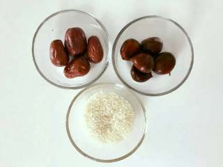 1、宝宝辅食：栗子红枣粥—喝一碗，热乎乎，营养暖胃又舒心！10M+,准备好所有食材。