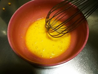 2、网格鸡蛋卷,用手动打蛋器打散。
