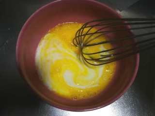 3、网格鸡蛋卷,加入冲好的配方奶或牛奶搅匀