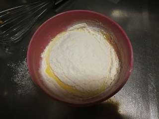 4、网格鸡蛋卷,筛入低筋粉，用手动打蛋器搅打均匀