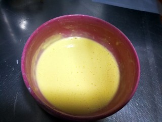 5、网格鸡蛋卷,一定要搅拌到无颗粒，否则挤的时候很容易堵住裱花袋的口。