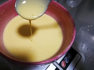 6、网格鸡蛋卷,搅拌好的面糊一定要呈流水状的面糊。