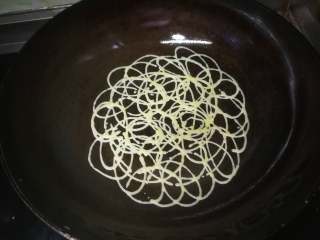 10、网格鸡蛋卷,不粘锅不用放油，我用的普通锅开始抹了薄薄的油，后面不再粘锅就不用抹了。挤出你想要的图案，可以画圈圈，可以画随意的网格。