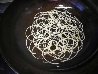 11、网格鸡蛋卷,煎至底部凝固，慢慢翻面。稍微煎一下，取出趁热卷起来，凉了就变的很酥脆。也可以直接在锅内卷起来。