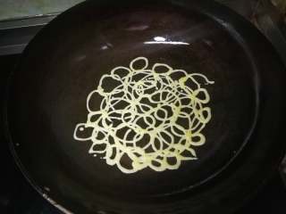 12、网格鸡蛋卷,挤的时候不用攥的特别用力，同样大小的口子开始使劲、用力挤出来的就是这样的粗线条。