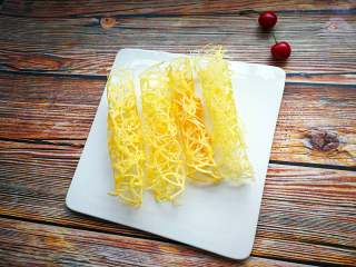 13、网格鸡蛋卷,卷好一个蛋卷，继续挤下一个。依次做完所有的面糊，这个量的面糊我做了差不多9个。