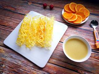 14、网格鸡蛋卷,配上小米糊和水果，宝宝一定很喜欢。