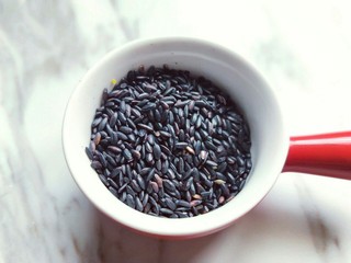 3、腊八节-腊八粥,黑米称好。