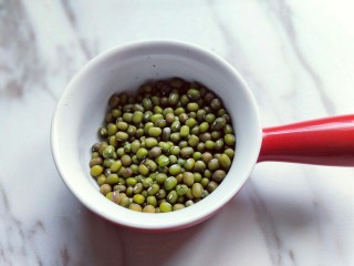 4、腊八节-腊八粥,绿豆称好。