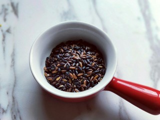 11、腊八节-腊八粥,雪糯米称重。