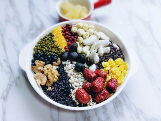 16、腊八节-腊八粥,所有食材称重称好，将除冰糖外的所有谷物类混合再一起，淘干净。