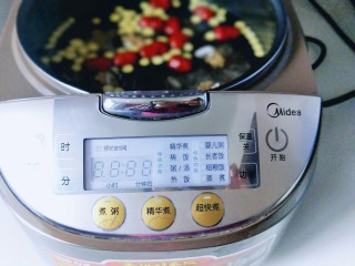 18、腊八节-腊八粥,将水和谷物类全部倒入电饭煲内胆中，我家的电饭煲，水位我加到了电饭煲的最高位。