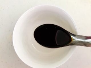 1、开胃小菜 老醋花生,调制碗汁:生抽1勺