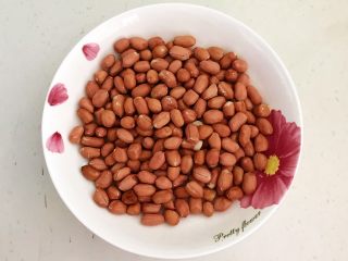 9、开胃小菜 老醋花生,花生米清洗干净,用厨房用纸吸去水分