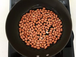 11、开胃小菜 老醋花生,油温5分热的时候加入花生米,小火炒制