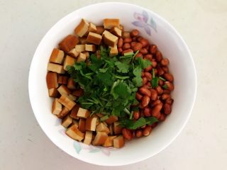 20、开胃小菜 老醋花生,加入香菜段