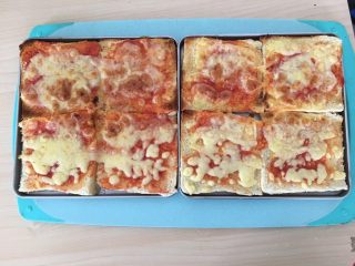 4、自制三明治,8片全部烤。