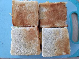 12、自制三明治,最后盖上芝士吐司。