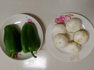 1、青椒炒口蘑,青椒和口蘑清洗干净。