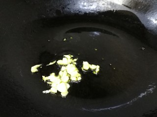 4、青椒炒口蘑,热锅倒入适量油，油温热放入蒜末炒香。