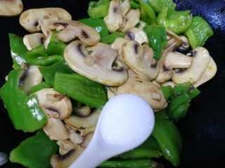 8、青椒炒口蘑,加一小勺盐，文火炒匀