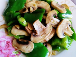 10、青椒炒口蘑,自带鲜香。
