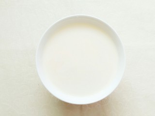 5、紫薯玉米千层糕,将白糖倒入牛奶里搅拌均匀！