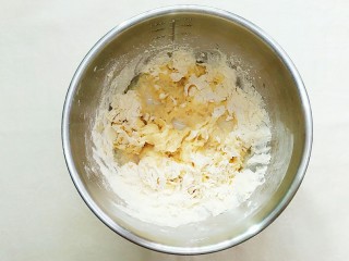 7、紫薯玉米千层糕,再加入一半的酵母水搅拌！