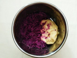 11、紫薯玉米千层糕,将蒸熟的紫薯压成泥冷却，拌入揉好的200g的面团里！