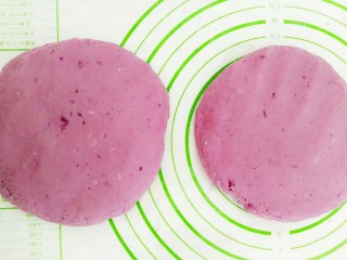 15、紫薯玉米千层糕,等面团发酵到两倍那么大的时候拿出来揉成两块这么大的圆饼！