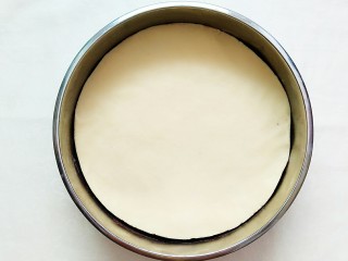 19、紫薯玉米千层糕,揉成跟锅底一样大小，铺在紫薯红豆沙的上面压匀！