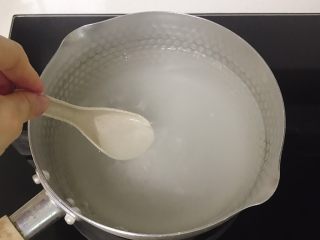 6、夏日清爽甜品--火龙果凉粉,大火烧开后，边煮边搅拌，直到将其煮至完全融化。