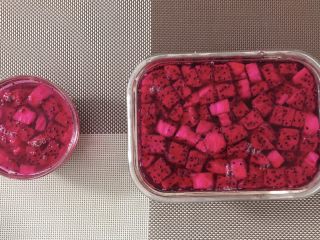 8、夏日清爽甜品--火龙果凉粉,将它们盛出装入容器中，待它完全冷却下来后