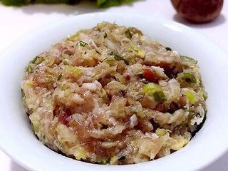 2、四喜饺子，让生活喜气洋洋,拌好的肉馅。