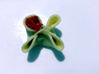 7、四喜饺子，让生活喜气洋洋,将准备好的胡萝卜碎装入孔中。