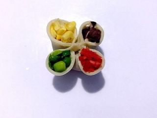 10、四喜饺子，让生活喜气洋洋,将准备好的香菇碎装入孔中。