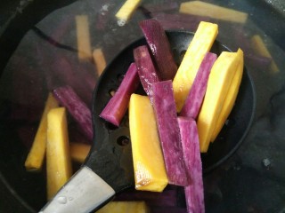 4、双色红薯条,会发现颜色很漂亮，大约一分钟左右即可捞出