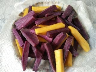 5、双色红薯条,一定要放在厨房纸上，吸一下水分