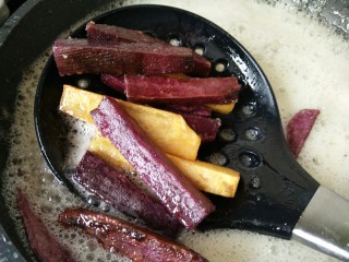 9、双色红薯条,可以取一根，尝一下，不要炸过了