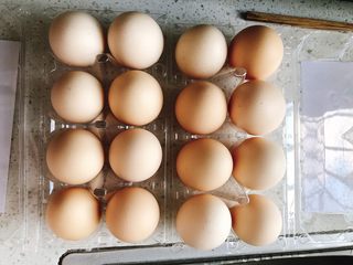 1、正宗茶叶蛋,买来鸡蛋。