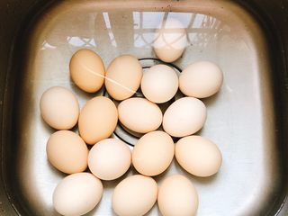 2、正宗茶叶蛋,放水中清洗干净。