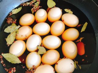 11、正宗茶叶蛋,鸡蛋全部处理好放入锅中。
