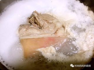 1、酱肘子,猪肉冷水下锅倒入适量料酒，水开煮五分钟——这么多的血沫还敢不焯水就煮菜吗？——焯好的猪肉捞出用温水洗去血沫