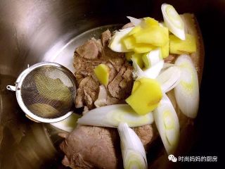 2、酱肘子,猪肉放入锅里放入葱段、姜片、香叶、八角、花椒粒、干辣椒