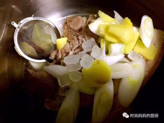 3、酱肘子,放入冰糖